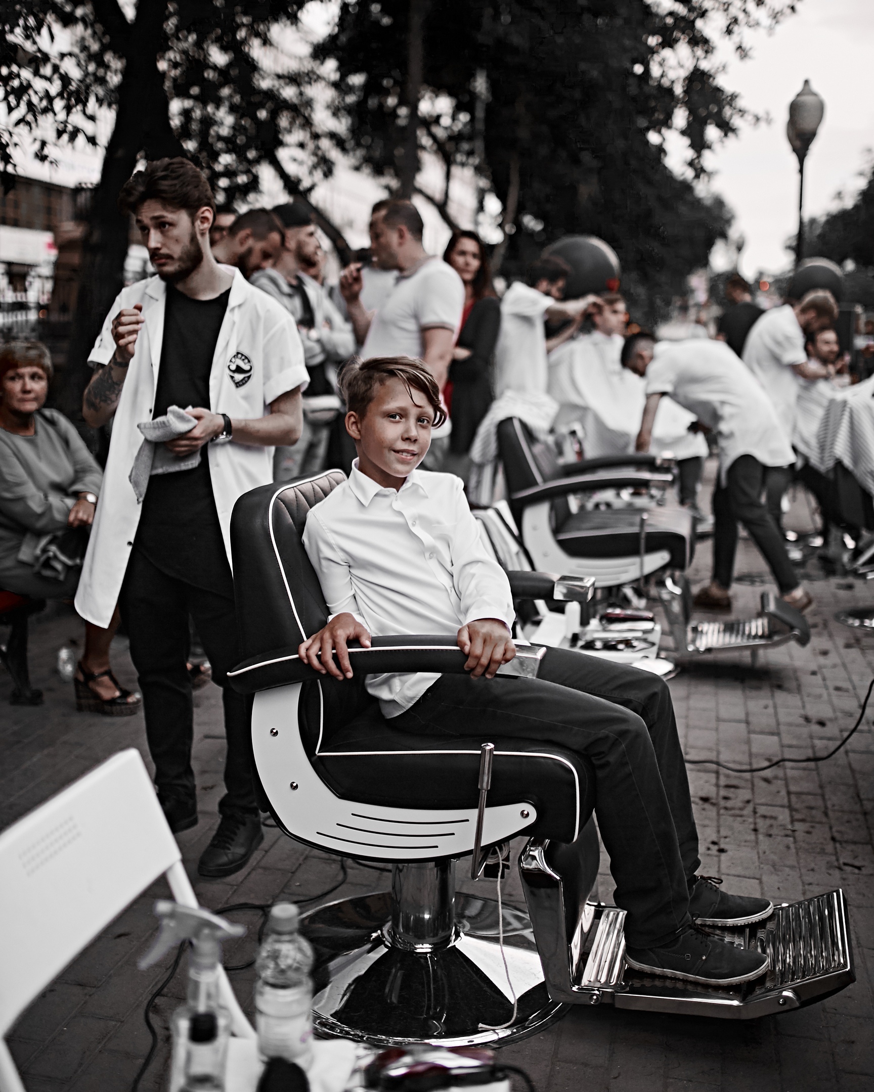 Юноша в кресле барбершопа