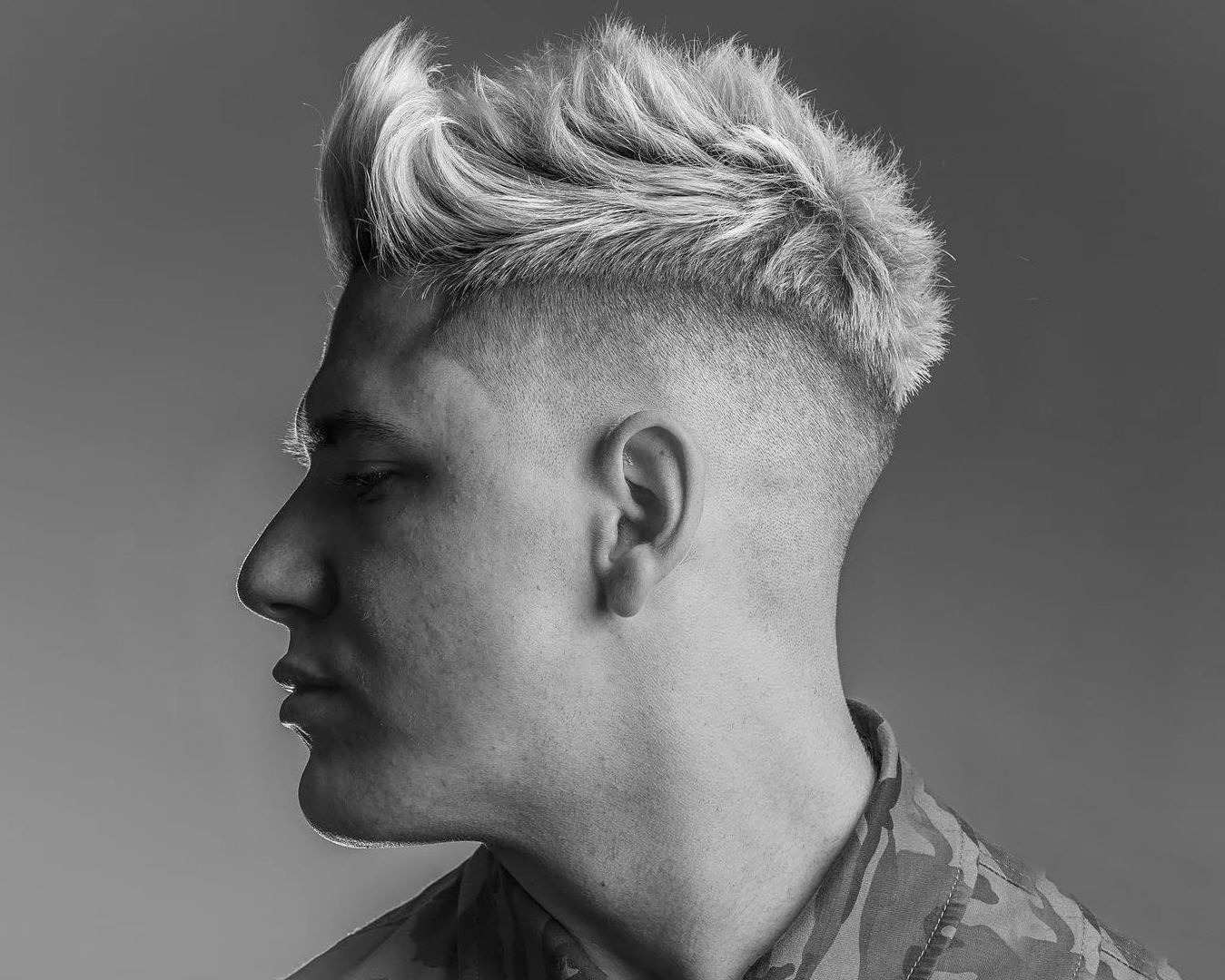 Молодой мужчина с выбритыми боками