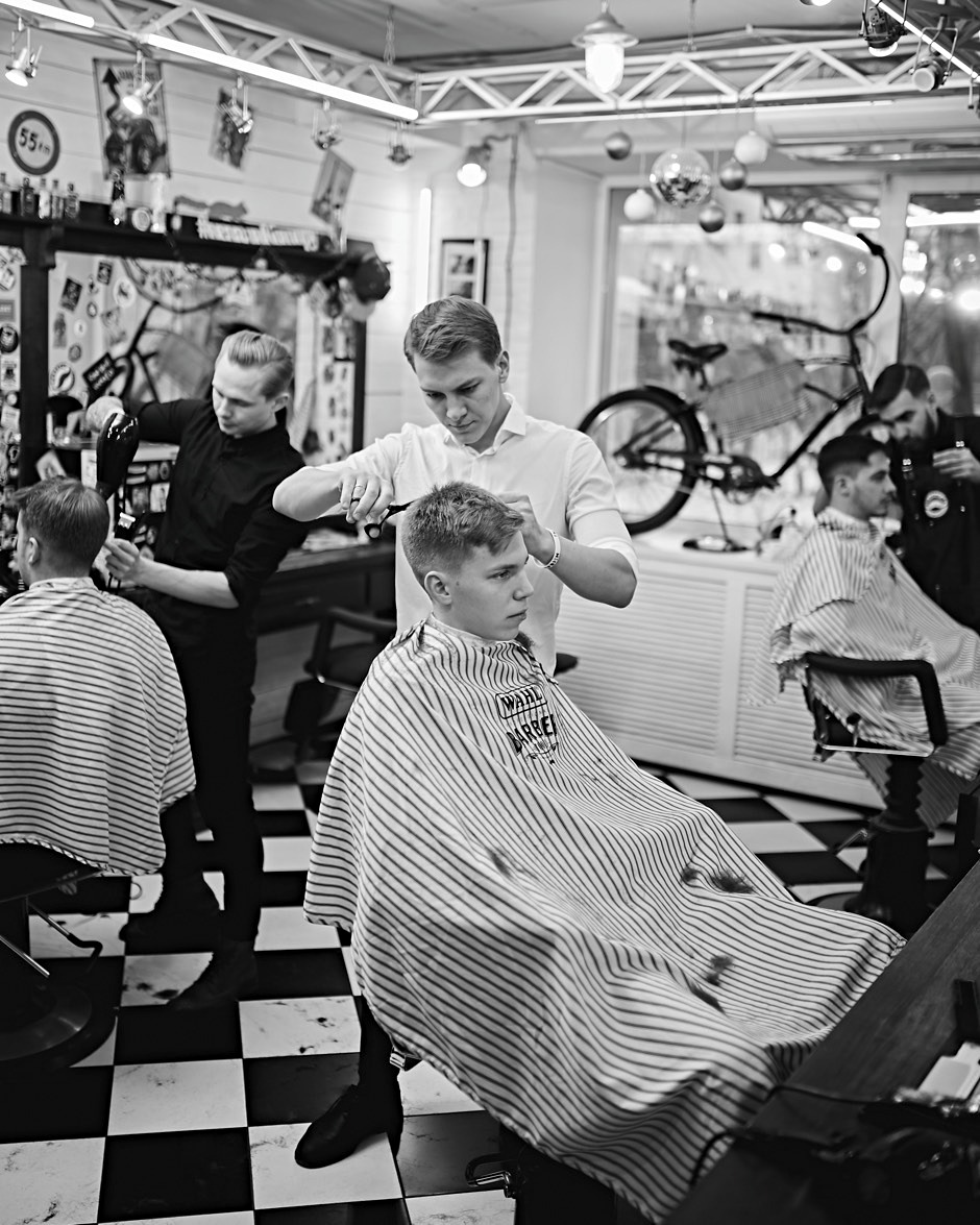 Барбер подстригает клиента