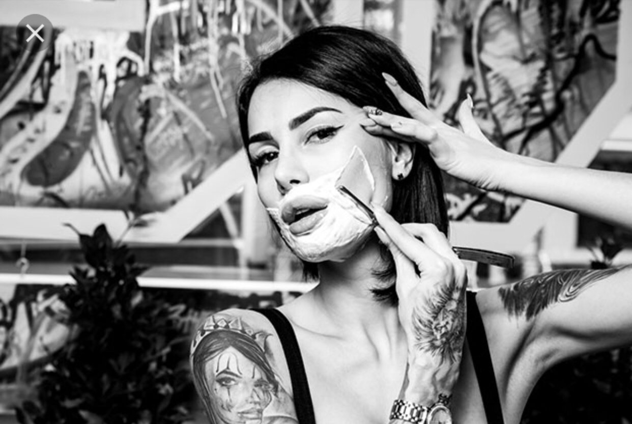 Девушка сбривает с лица пену