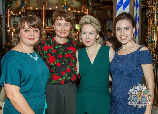 Совместная фотография в вечерних платьях работниц компании Виско на торжественном вечере