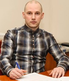 На фотографии Виталий Савиных